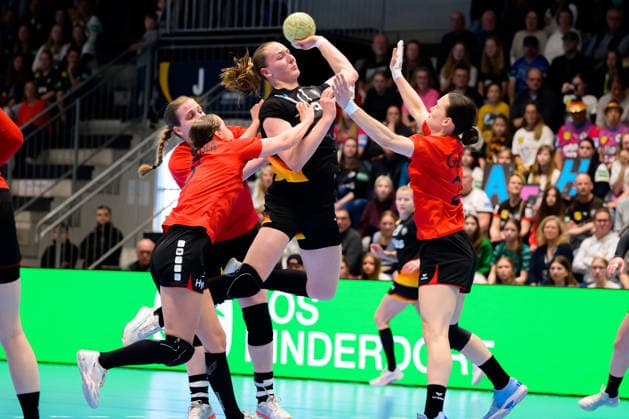 Handball, Womens European Championship Qualification, Germany Belgium, 2nd round, Group 3, Matchday 6 from left Nele Antonissen Belgium , Viola Leuchter Germany , Estelle Ghijsens Belgium Hamm Westpress Arena Nordrhein Westfalen Germany