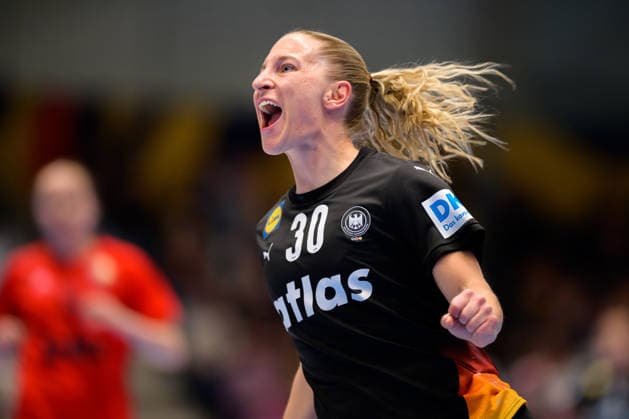 Handball, Womens European Championship Qualification, Germany Belgium, 2nd round, Group 3, Matchday 6 Jenny Behrend Germany Cheers Joy Emotion Goal celebration Goalscorer Goalscorer Hamm Westpress Arena North Rhine-Westphalia Germany