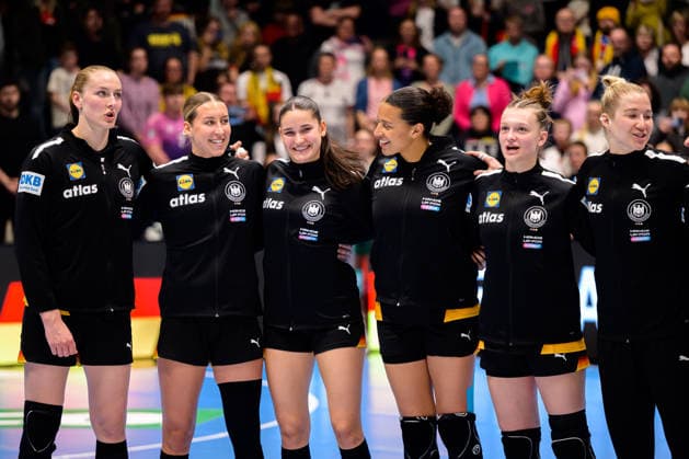 Handball, Women European Championship Qualification, Germany Belgium, 2nd Round, Group 3, Matchday 6 from left Viola Leuchter Germany , Dana Bleckmann Germany , Chiara Rohr Germany , Aimee von Pereira Germany , Jana Walther Germany , Goalkeeper Katharina Filter Germany Hamm Westpress Arena Nordrhein Westfalen Germany