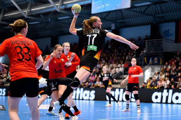 Handball, Womens European Championship Qualification, Germany Belgium, 2nd round, Group 3, Matchday 6 from left Eva Xhonneux Belgium , Viola Leuchter Germany Hamm Westpress Arena Nordrhein Westfalen Germany