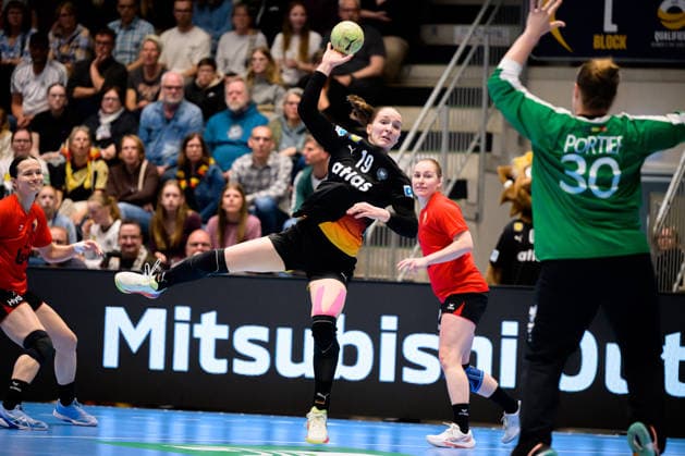Handball, Womens European Championship Qualification, Germany Belgium, 2nd round, Group 3, Matchday 6 from left Nieke Kühne Kuehne Germany , Paule Portier Belgium Hamm Westpress Arena Nordrhein Westfalen Germany