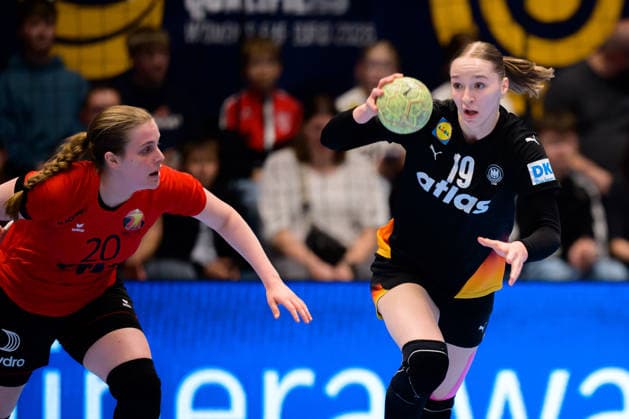 Handball, Womens European Championship Qualification, Germany Belgium, 2nd round, Group 3, Matchday 6 from left Anna Schellingen Belgium , Nieke Kühne Kuehne Germany Hamm Westpress Arena Nordrhein Westfalen Germany