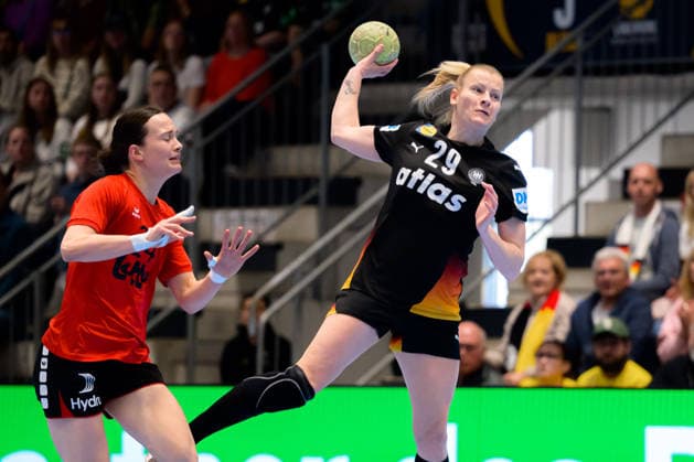 Handball, Womens European Championship Qualification, Germany Belgium, 2nd round, Group 3, Matchday 6 from left Estelle Ghijsens Belgium , Antje Döll Doell Germany Hamm Westpress Arena Nordrhein Westfalen Germany