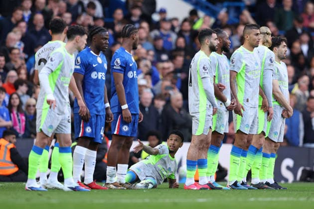 Chelsea gegen Man City 12. April 2026, London Premier League Fußball Chelsea gegen Manchester City Savinho von Manchester City liegt hinter der Abwehrmauer Foto Charlotte Wilson Abseits London UK  Copyright: xCharlottexWilsonx xOffsidexOffside