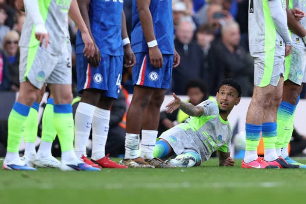 Chelsea gegen Man City 12. April 2026, London Premier League Fußball Chelsea gegen Manchester City Savinho von Manchester City liegt hinter der Abwehrmauer Foto Charlotte Wilson Abseits London UK  Copyright: xCharlottexWilsonx xOffsidexOffside