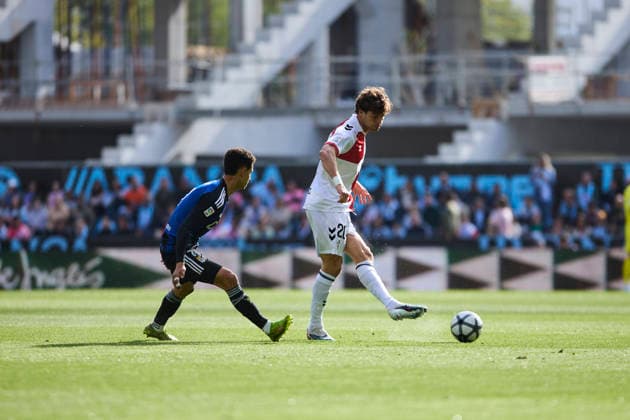RC Celta de Vigo v Real Oviedo - LaLiga EA Sports VIGO, SPAIN - APRIL 12: Marcos Alonso of Celta de Vigo competes for the ball with Ilyas Chaira of Real Oviedo during the LaLiga EA Sports match featuring retro kits between RC Celta de Vigo and Real Oviedo at Estadio Abanca Balaidos on April 12, 2026 in Vigo, Spain. (Photo by Diego Simon Photo Players Images Magara Press) Vigo Estadio Abanca Balaidos Spain Copyright: xDiegoxSimonx