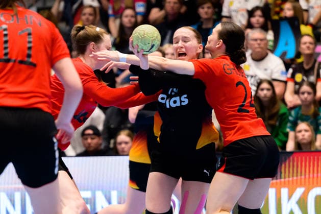 Handball, Womens European Championship Qualification, Germany Belgium, 2nd round, Group 3, Matchday 6 from left in duel Nieke Kühne Kuehne Germany , Estelle Ghijsens Belgium Hamm Westpress Arena Nordrhein Westfalen Germany