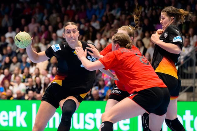 Handball, Womens European Championship Qualification, Germany Belgium, 2nd round, Group 3, Matchday 6 from left Dana Bleckmann Germany , Nele Antonissen Belgium , Marie Steffen Germany Hamm Westpress Arena Nordrhein Westfalen Germany