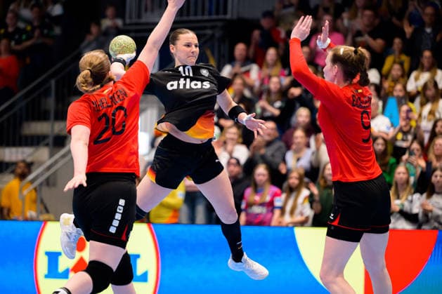 Handball, Womens European Championship Qualification, Germany Belgium, 2nd round, Group 3, Matchday 6 from left Anna Schellingen Belgium , Mareike Thomaier Germany , Sien Buelens Belgium Hamm Westpress Arena Nordrhein Westfalen Germany