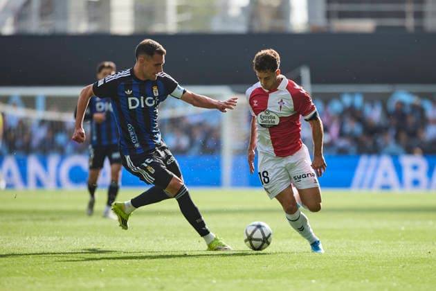 RC Celta de Vigo v Real Oviedo - LaLiga EA Sports VIGO, SPAIN - APRIL 12: Pablo Duran of Celta de Vigo competes for the ball with Dani Calvo of Real Oviedo during the LaLiga EA Sports match featuring retro kits between RC Celta de Vigo and Real Oviedo at Estadio Abanca Balaidos on April 12, 2026 in Vigo, Spain. (Photo by Diego Simon Photo Players Images Magara Press) Vigo Estadio Abanca Balaidos Spain Copyright: xDiegoxSimonx