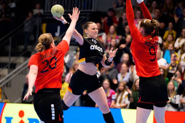 Handball, Womens European Championship Qualification, Germany Belgium, 2nd round, Group 3, Matchday 6 from left Anna Schellingen Belgium , Mareike Thomaier Germany , Sien Buelens Belgium Hamm Westpress Arena Nordrhein Westfalen Germany