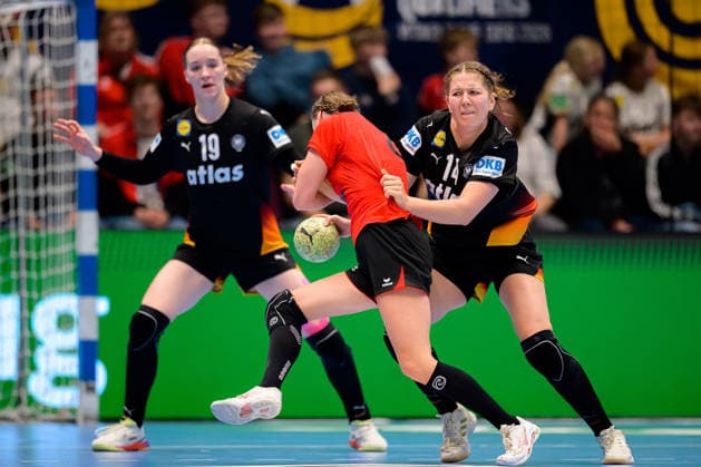 Handball, Womens European Championship qualification, Germany Belgium, 2nd round, Group 3, Matchday 6 from left in duel Nele Antonissen Belgium and Marie Steffen Germany Hamm Westpress Arena Nordrhein Westfalen Germany