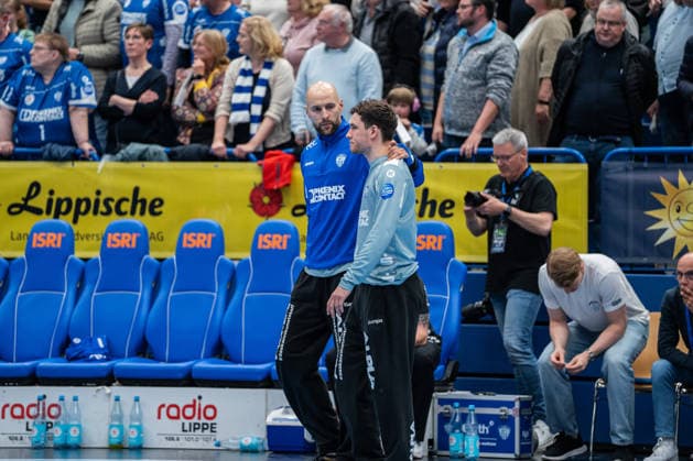 TBV Lemgo Lippe GER vs Fuechse Berlin GER , Handball, Daikin Handball Bundesliga, 28 Matchday, 12 4 2026, Season 2025 2026, Lemgo Urh Kastelic TBV Lemgo Lippe, 99 and Constantin Moestl TBV Lemgo Lippe, 01 during a timeout Lemgo Phoenix Contact Arena Germany