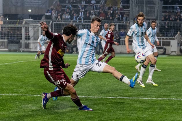 Manuel Pfeifer (TSV 1860 Muenchen, 27) versucht eine Flanke von Nicolas Oliveira (SSV Jahn Regensburg, 25) zu verhindern GER, TSV 1860 Muenchen vs. SSV Jahn Regensburg, Fussball, 3. Bundesliga, 33. Spieltag, Saison 2025 2026, 12.04.2026. (DFL DFB REGULATIONS PROHIBIT ANY USE OF PHOTOGRAPHS as IMAGE SEQUENCES and or QUASI-VIDEO). GER, TSV 1860 Muenchen vs. SSV Jahn Regensburg, Fussball, 3. Bundesliga, 33. Spieltag, Saison 2025 2026, 12.04.2026. Muenchen *** Manuel Pfeifer TSV 1860 Muenchen, 27 tries to prevent a cross from Nicolas Oliveira SSV Jahn Regensburg, 25 GER, TSV 1860 Muenchen vs SSV Jahn Regensburg, Soccer, 3 Bundesliga, Matchday 33, Season 2025 2026, 12 04 2026 DFL DFB REGULATIONS PROHIBIT ANY USE OF PHOTOGRAPHS as IMAGE SEQUENCES and or QUASI VIDEO GER, TSV 1860 Muenchen vs SSV Jahn Regensburg, Football, 3 Bundesliga, 33 Matchday, Season 2025 2026, 12 04 2026 Muenchen Copyright: xEibner-Pressefoto HeikexFeinerx EP_HFR