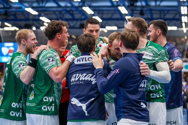2026 04 12, xkwix, Handball, HBL, TBV Lemgo Lippe Füchse Berlin, PHOENIX CONTACT arena, 28 Spieltag, Saison 2025 2026 Das Team aus Berlin jubelt im Kreis DFB regulations prohibit any use of photographs as image sequences and or quasi video Photo xKamilxWilkowskixPressefotoKochx Nordrhein Westfalen Germany