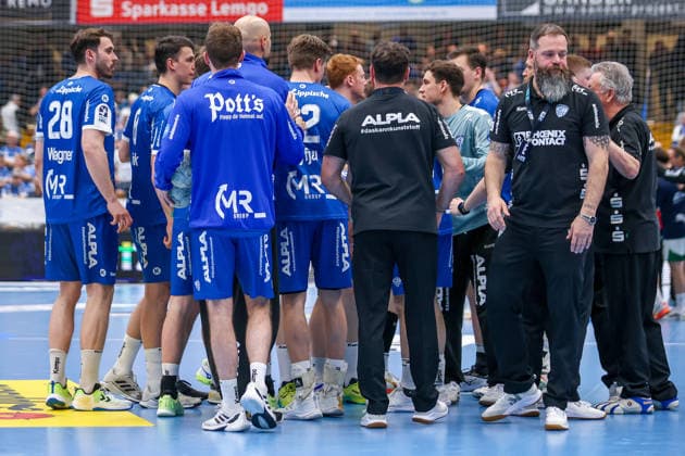 2026 04 12, xkwix, Handball, HBL, TBV Lemgo Lippe Füchse Berlin, PHOENIX CONTACT arena, 28 Spieltag, Saison 2025 2026 Team aus Lemgo im Kreis beim Timeout DFB regulations prohibit any use of photographs as image sequences and or quasi video Photo xKamilxWilkowskixPressefotoKochx Nordrhein Westfalen Germany