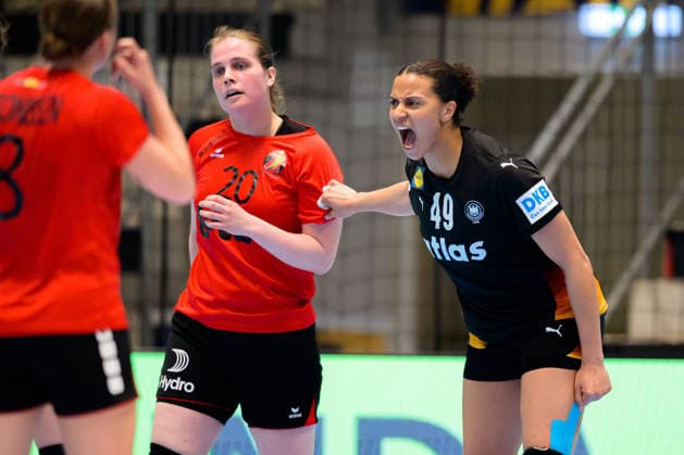 Handball, Womens European Championship Qualification, Germany Belgium, 2nd round, Group 3, Matchday 6 from left Anna Schellingen Belgium , Aimee von Pereira Germany Hamm Westpress Arena Nordrhein Westfalen Germany