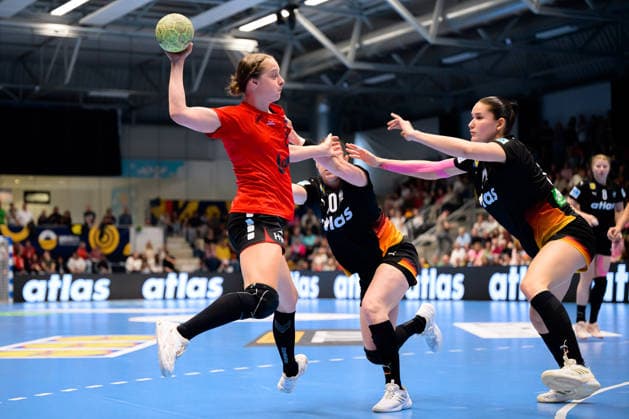 Handball, Womens European Championship Qualification, Germany Belgium, 2nd round, Group 3, Matchday 6 from left Nele Antonissen Belgium , Chiara Rohr Germany Hamm Westpress Arena Nordrhein Westfalen Germany