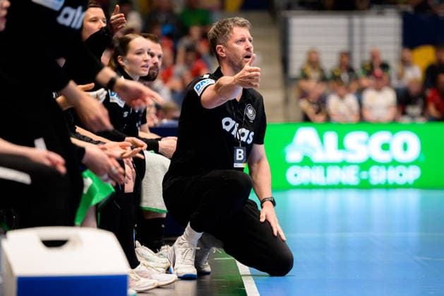 Handball, Womens European Championship Qualification, Germany Belgium, 2nd round, Group 3, Matchday 6 Coach Markus Gaugisch Germany Gestures Gestures Gestures Hamm Westpress Arena North Rhine-Westphalia Germany