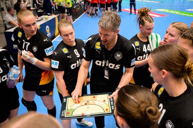 Handball, Womens European Championship Qualification, Germany Belgium, Round 2, Group 3, Matchday 6 Coach Markus Gaugisch Germany during time-out with the tactics board Hamm Westpress Arena North Rhine-Westphalia Germany