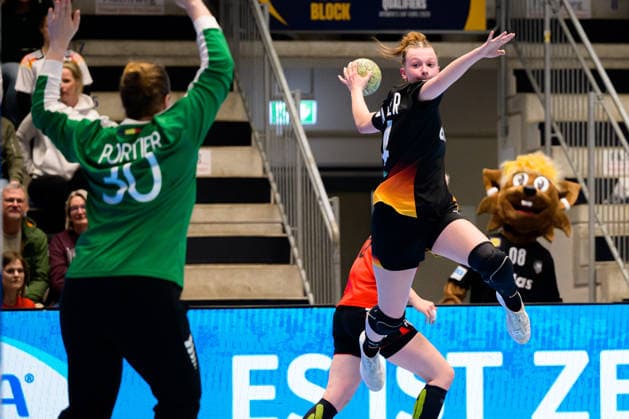 Handball, Womens European Championship Qualification, Germany Belgium, 2nd round, Group 3, Matchday 6 from left Paule Portier Belgium , Jana Walther Germany Hamm Westpress Arena Nordrhein Westfalen Germany