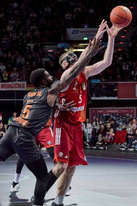 German Basketball Bundesliga BBL , FC Bayern Munich Basketball vs NINERS Chemnitz, Munich FC Bayern Basketball, NINERS Chemnitz, 2026 04 12 in Munich SAP Garden GIFFEY Niels FC Bayern Munich Basketball Small Forward SF Nr5 FCBB5 , DAVIS Corey NINERS Chemnitz Point Guard PG Nr5 CHE5 sportworld Munich SAP Garden Bayern Germany