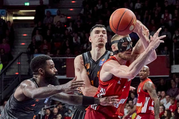 German Basketball Bundesliga BBL , FC Bayern Munich Basketball vs NINERS Chemnitz, Munich FC Bayern Basketball, NINERS Chemnitz, 2026 04 12 in Munich SAP Garden GIFFEY Niels FC Bayern Munich Basketball Small Forward SF Nr5 FCBB5 , DAVIS Corey NINERS Chemnitz Point Guard PG Nr5 CHE5 sportworld Munich SAP Garden Bayern Germany