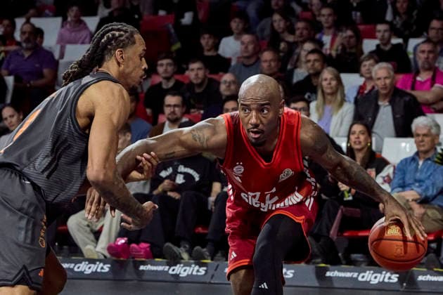 German Basketball Bundesliga BBL , FC Bayern Munich Basketball vs NINERS Chemnitz, Munich FC Bayern Basketball, NINERS Chemnitz, 2026 04 12 in Munich SAP Garden MIKE Isiaha FC Bayern Munich Basketball Power Forward PF Nr22 FCBB22 , YEBO Kevin NINERS Chemnitz Power Forward PF Nr0 CHE0 sportworld Munich SAP Garden Bayern Germany
