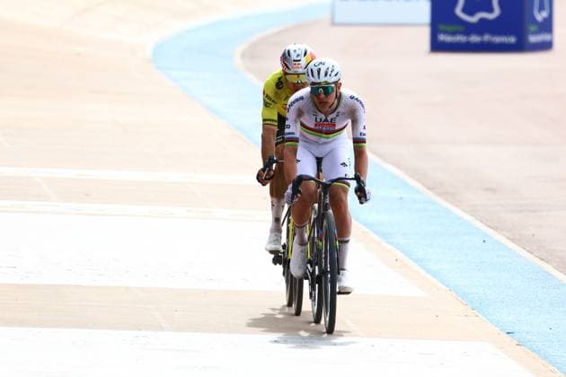 Cyclisme Paris Roubaix 2026 PHOTOPQR LE COURRIER PICARD Haslin ; Roubaix ; 12 04 2026 ; 12 04 26 Cyclisme Paris Roubaix 2026 Tadej Pogacar devant Wout van Aert a un tour de l arrivée Photo Fred Haslin Roubaix 59 France  Copyright: xPHOTOPQR LExCOURRIERxPICARD MAXPxHaslinx 20260412LCP1320 20260412LCP1320
