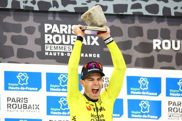 Cyclisme Paris Roubaix 2026 PHOTOPQR LE COURRIER PICARD Haslin ; Roubaix ; 12 04 2026 ; 12 04 26 Cyclisme Paris Roubaix 2026 Wout van Aert vainqueur souleve le pavé Photo Fred Haslin Roubaix 59 France  Copyright: xPHOTOPQR LExCOURRIERxPICARD MAXPxHaslinx 20260412LCP1345 20260412LCP1345