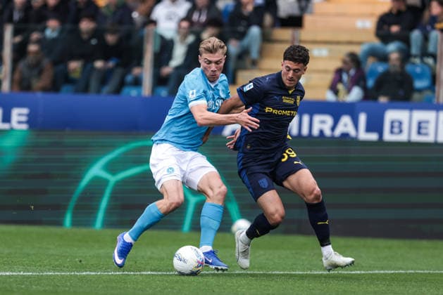 Parma Calcio 1913 v SSC Napoli - Serie A Rasmus Hojlund of SSC Napoli and Alessandro Circati of Parma Calcio 1913 during the Serie A football match between Parma Calcio 1913 and SSC Napoli at Ennio Tardini Stadium in Parma, Italy, on April 12, 2026. Parma Italy  Copyright: xEmanuelexComincinix originalFilename:comincini-parmacal260412_npDSj.jpg