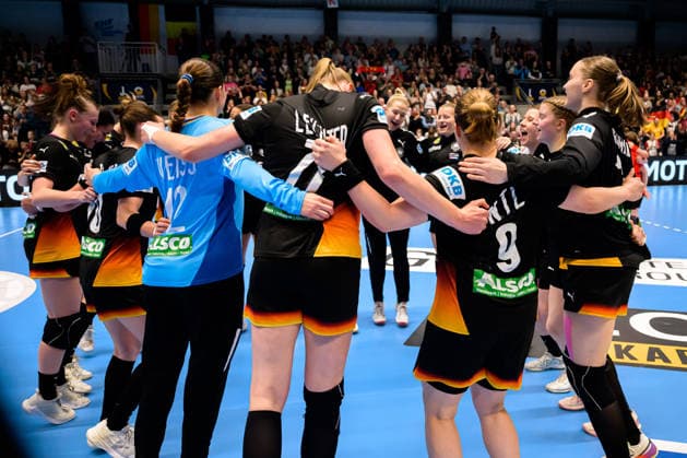 Handball, Womens European Championship Qualification, Germany Belgium, 2nd round, Group 3, Matchday 6 the team of Germany Final cheer Final cheer Emotion Joy Hamm Westpress Arena North Rhine Westphalia Germany