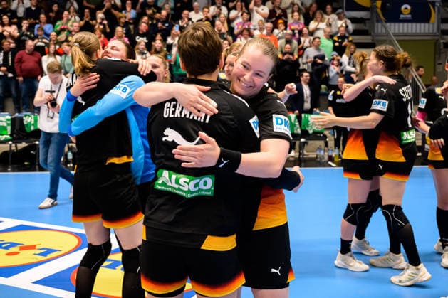 Handball, Women European Championship Qualification, Germany Belgium, 2nd round, Group 3, Matchday 6 Alina Grijseels Germany , Lisa Antl Germany Final cheer Final cheer Emotion Joy Hamm Westpress Arena Nordrhein Westfalen Germany