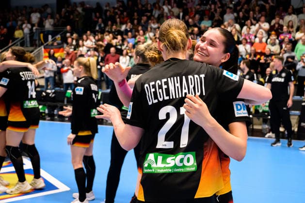 Handball, Women European Championship Qualification, Germany Belgium, 2nd round, Group 3, Matchday 6 Lena Degenhardt Germany , Chiara Rohr Germany Final cheer Final cheer Emotion Joy Hamm Westpress Arena Nordrhein Westfalen Germany
