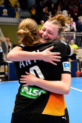 Handball, Women European Championship Qualification, Germany Belgium, 2nd round, Group 3, Matchday 6 Lisa Antl Germany , Jana Walther Germany Final cheer Final cheer Emotion Joy Hamm Westpress Arena Nordrhein Westfalen Germany
