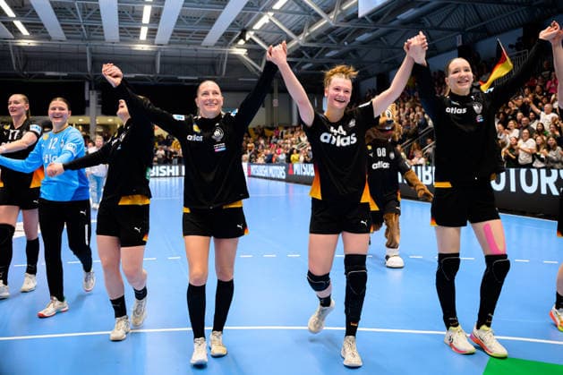 Handball, Women European Championship Qualification, Germany Belgium, 2nd Round, Group 3, Matchday 6 from left Jenny Behrend Germany , Jana Walther Germany , Nieke Kühne Kuehne Germany Final Cheer Final Cheer Emotion Joy Hamm Westpress Arena Nordrhein Westfalen Germany