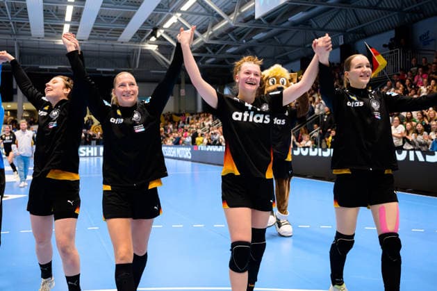 Handball, Women European Championship Qualification, Germany Belgium, 2nd round, Group 3, Matchday 6 Jenny Behrend Germany , Jana Walther Germany Final cheer Final cheer Emotion Joy Hamm Westpress Arena Nordrhein Westfalen Germany