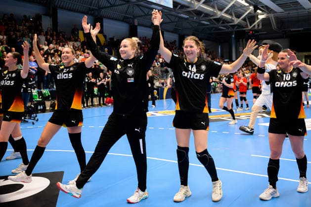 Handball, Women European Championship Qualification, Germany Belgium, 2nd Round, Group 3, Matchday 6 from left Dana Bleckmann Germany , Goalkeeper Katharina Filter Germany , Marie Steffen Germany Final Cheer Final Cheer Emotion Joy Hamm Westpress Arena Nordrhein Westfalen Germany