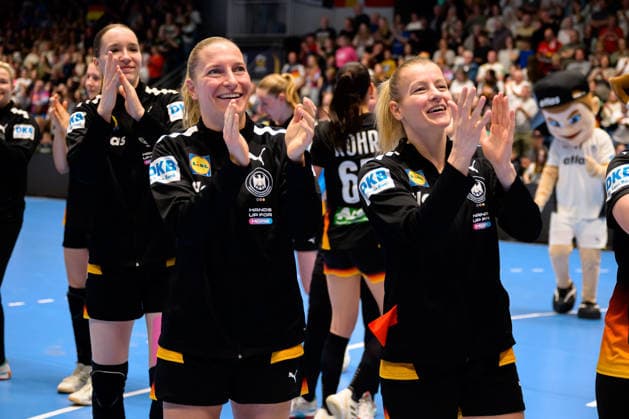 Handball, Women European Championship Qualification, Germany Belgium, 2nd round, Group 3, Matchday 6 Jenny Behrend Germany , Antje Döll Doell Germany Final cheer Final cheer Emotion Joy Hamm Westpress Arena Nordrhein Westfalen Germany