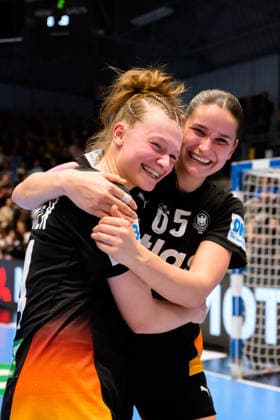 Handball, Womens European Championship Qualification, Germany Belgium, 2nd round, Group 3, Matchday 6 Jana Walther Germany , Chiara Rohr Germany smiling smiling smiling smiling Hamm Westpress Arena Nordrhein Westfalen Germany