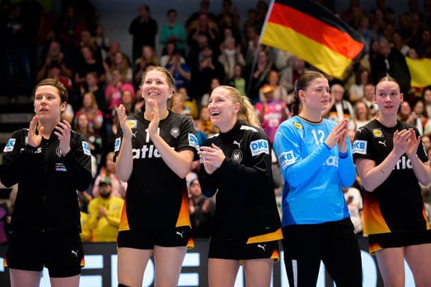 Handball, Women European Championship Qualification, Germany Belgium, 2nd Round, Group 3, Matchday 6 from left Alina Grijseels Germany , Marie Steffen Germany , Jenny Behrend Germany , Goalkeeper Marie Weiss Germany Final Cheer Final Cheer Emotion Joy Hamm Westpress Arena Nordrhein Westfalen Germany