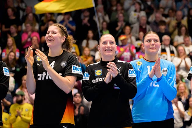 Handball, Women European Championship Qualification, Germany Belgium, 2nd Round, Group 3, Matchday 6 from left Marie Steffen Germany , Jenny Behrend Germany , Goalkeeper Marie Weiss Germany Final Cheer Emotion Joy Hamm Westpress Arena Nordrhein Westfalen Germany