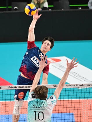 GER 1 VBL, Play Off semi-final, SVG Lueneburg vs SWD Powervolleys Dueren 12 04 2026, GER 1 VBL, PLay Off semi-final, SVG Lueneburg vs SWD Powervolleys Dueren, in the picture Ethan Champlin SVG 20 tries to assert himself against Petteri Samuli Tyynismaa Dueren 10 nordphotoxGmbH xWitke nph00002
