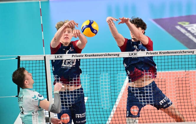 GER 1 VBL, Play Off Semi-Final, SVG Lueneburg vs SWD Powervolleys Dueren 12 04 2026, GER 1 VBL, PLay Off Semi-Final, SVG Lueneburg vs SWD Powervolleys Dueren, in the picture Ryan Poole Dueren 19 tries to assert himself against Axel Valentin Enlund SVG 17 and Cole Matthew Young SVG 8 nordphotoxGmbH xWitke nph00002