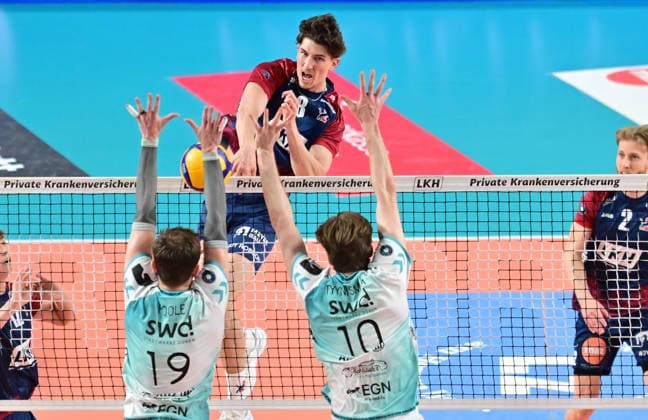 GER 1 VBL, Play Off semi-final, SVG Lueneburg vs SWD Powervolleys Dueren 12 04 2026, GER 1 VBL, PLay Off semi-final, SVG Lueneburg vs SWD Powervolleys Dueren, in the picture Ryan Poole Dueren 19 and Petteri Samuli Tyynismaa Dueren 10 try to assert themselves against Cole Matthew Young SVG 8 nordphotoxGmbH xWitke nph00002