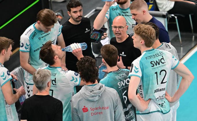 GER 1 VBL, Play Off Semi-Final, SVG Lueneburg vs SWD Powervolleys Dueren 12 04 2026, GER 1 VBL, PLay Off Semi-Final, SVG Lueneburg vs SWD Powervolleys Dueren, in the picture Christophe Achten Coach Dueren talks to his team nordphotoxGmbH xWitke nph00002