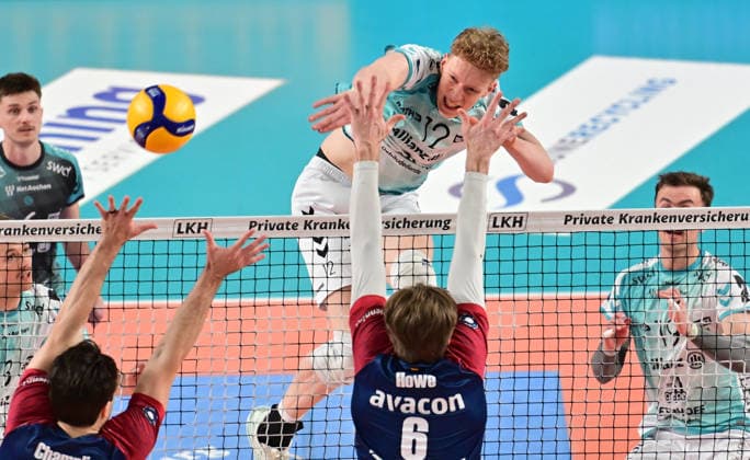 GER 1 VBL, Play Off semi-final, SVG Lueneburg vs SWD Powervolleys Dueren 12 04 2026, GER 1 VBL, PLay Off semi-final, SVG Lueneburg vs SWD Powervolleys Dueren, in the picture Siebe Korenblek Dueren 12 tries to assert himself against Ethan Champlin SVG 20 and Jackson Clifford Howe SVG 6 nordphotoxGmbH xWitke nph00002