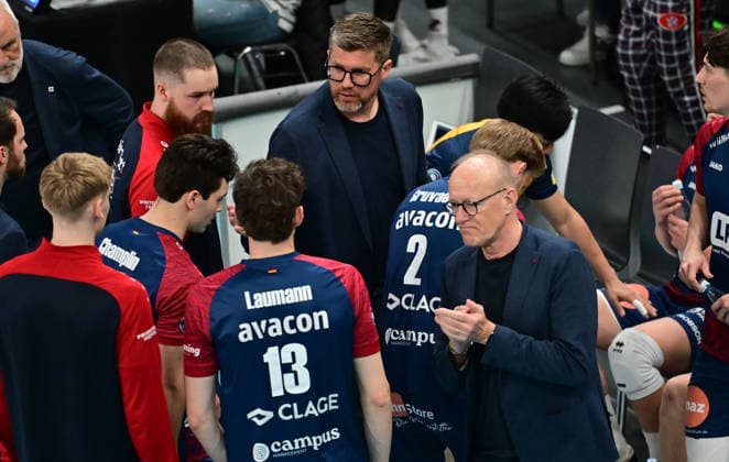 GER 1 VBL, Play Off Semifinal, SVG Lueneburg vs SWD Powervolleys Dueren 12 04 2026, GER 1 VBL, PLay Off Semifinal, SVG Lueneburg vs SWD Powervolleys Dueren, in the picture Stefan Hübner Stefan Huebner Coach Lueneburg talks to his team nordphotoxGmbH xWitke nph00002