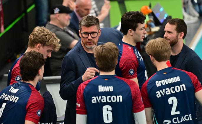 GER 1 VBL, Play Off Semifinal, SVG Lueneburg vs SWD Powervolleys Dueren 12 04 2026, GER 1 VBL, PLay Off Semifinal, SVG Lueneburg vs SWD Powervolleys Dueren, in the picture Stefan Hübner Stefan Huebner Coach Lueneburg talks to his team nordphotoxGmbH xWitke nph00002