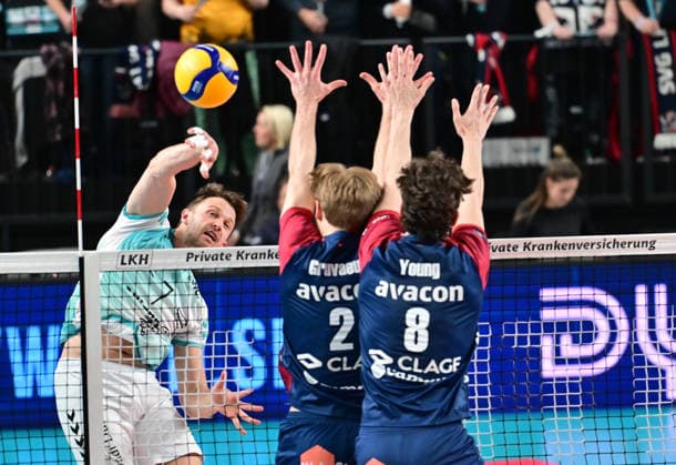 GER 1 VBL, Play Off semi-final, SVG Lueneburg vs SWD Powervolleys Dueren 12 04 2026, GER 1 VBL, PLay Off semi-final, SVG Lueneburg vs SWD Powervolleys Dueren, in the picture Jordan Alexander Canham Dueren 07 tries to assert himself against Nico Wegner Dueren 2 and Cole Matthew Young SVG 8 nordphotoxGmbH xWitke nph00002